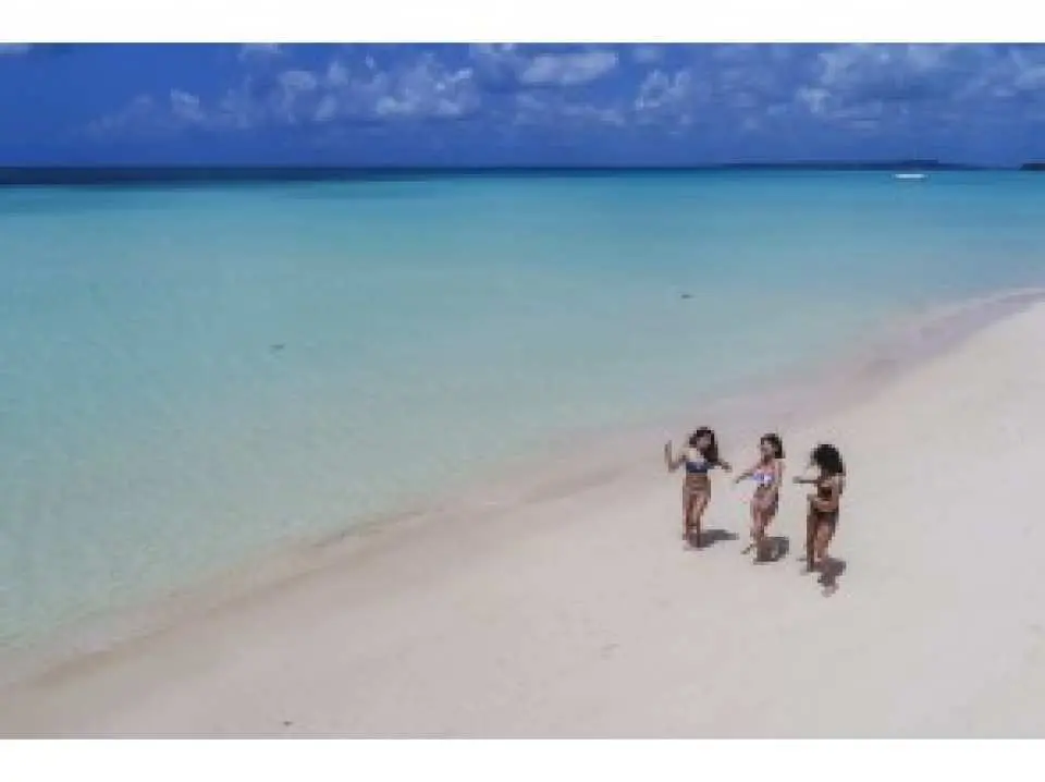 沖縄 宮古島 ドローン空撮 普段は見れない角度からの宮古ブルーの透き通った海をバックにお撮りいたします Kkday