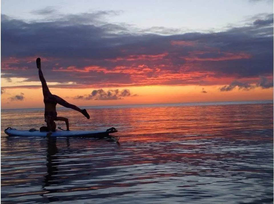 沖縄 石垣島 極上のサンセットタイムのサップヨガ サップ 夕暮れマジックアワープラン Kkday