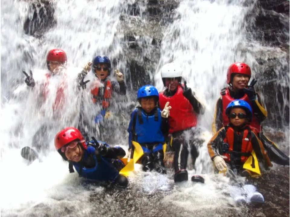関東群馬 磯部温泉近郊 小学1年生からok 川で遊ぼう 体験キャニオニング アドベンチャー 軽井沢近くで沢歩き 滝滑り渓谷探検ツアー Kkday