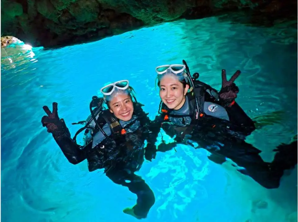 沖縄・青の洞窟｜体験ダイビング＆シュノーケル・らくらくボート｜写真・動画撮影サービス付