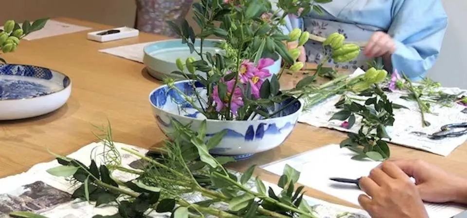 京都 烏丸御池 京都ならではの花材で生ける華道体験 Kkday