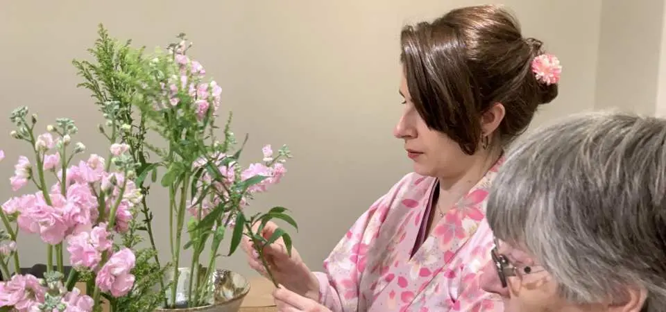 京都 烏丸御池 京都ならではの花材で生ける華道体験 Kkday