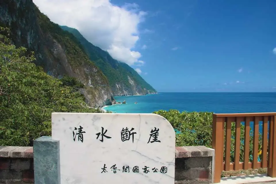 包车走在清水断崖 台北花莲包车一日游 可双向发车 Kkday