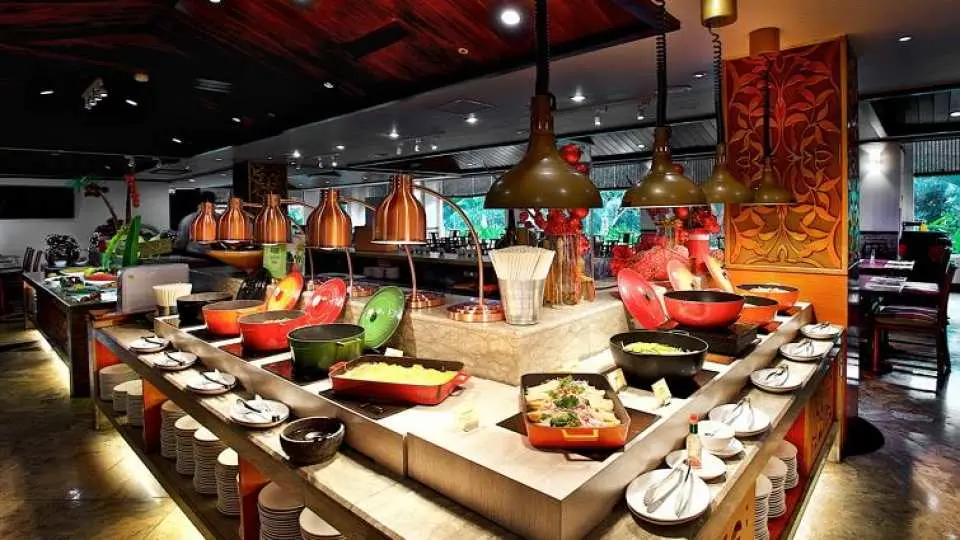 那魯灣餐廳有寬敞明亮的用餐空間，供應中、西、日式等各國料理百匯
