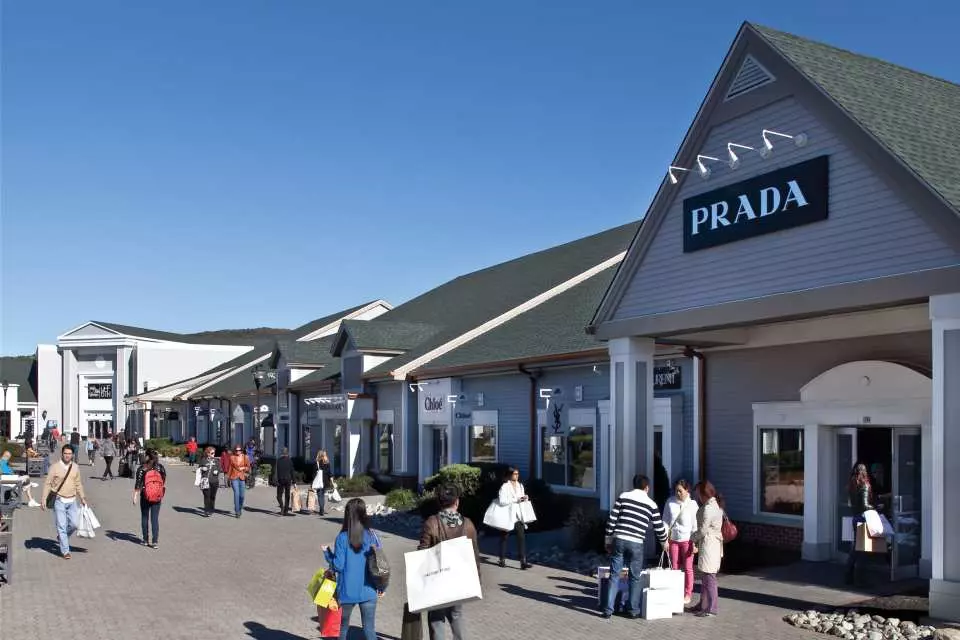 Luxury Department Store Outlet Leaving Woodbury Common