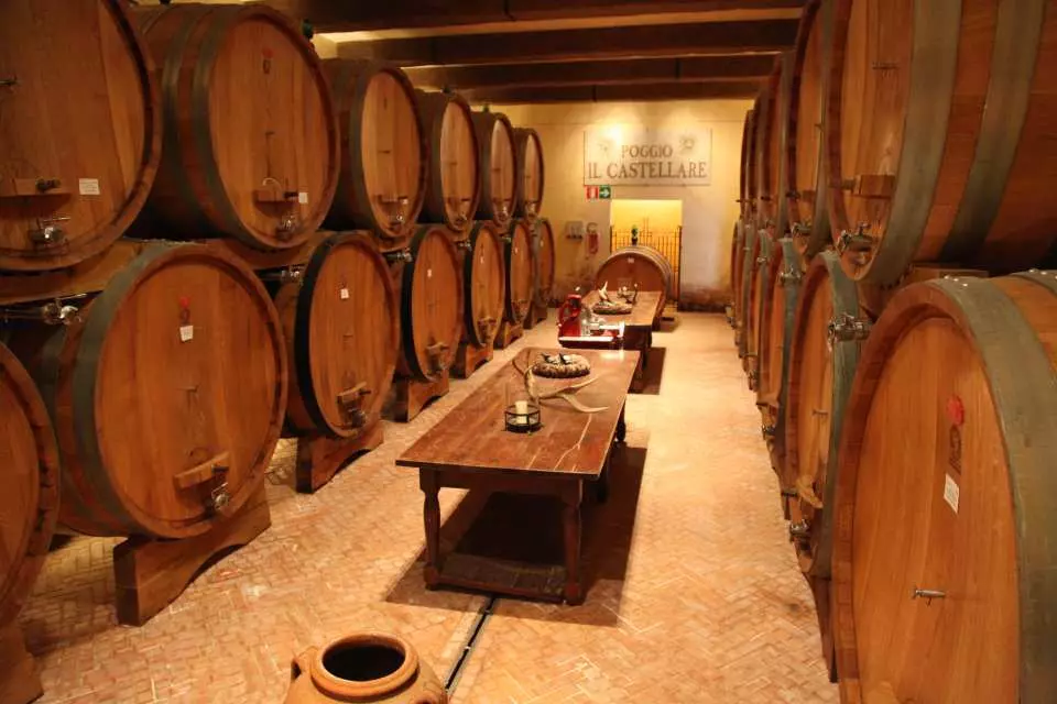專業的品酒人員於現場進行 Brunello di Montalcino 葡萄酒 的品酒指導