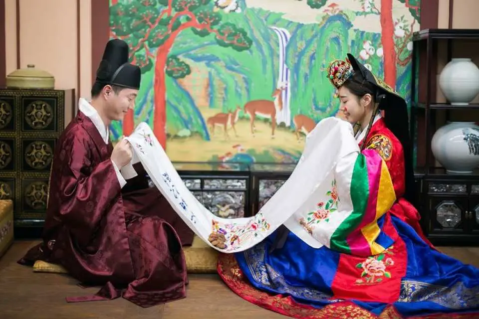 体験]ソウル仁寺洞で伝統的なウェディングフォト撮影 - KKday 