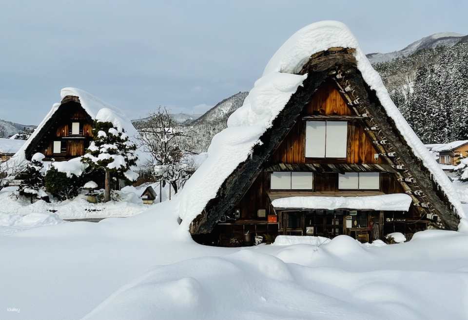 Landscape of thick white snow on the eaves of Shirakawa Gassho settlement