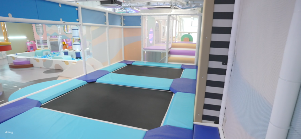 The large trampoline area has a large area and powerful elastic movement. Rotate, roll, and jump on the trampoline, break the constraints of gravity, and enjoy the pleasure of jumping in the air.