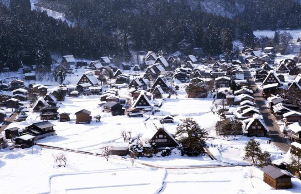 Visit Shirakawago Village covered with snow during winter