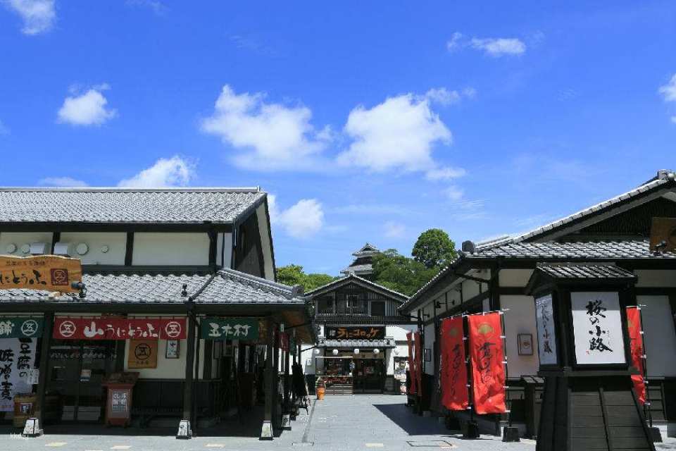Travel back to the Edo period when you walk on Sakuranokoji