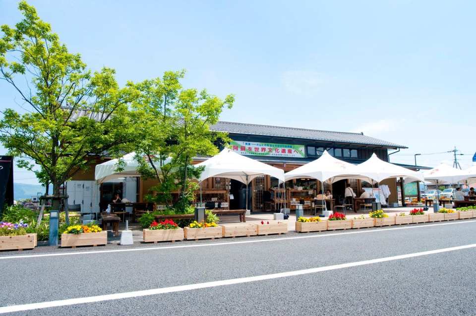 Visit Aso Roadside Station (approx. 20 min) ** visit only between 1–30 April)