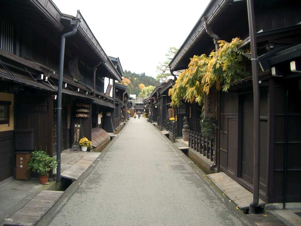 <span class='tour-time'><strong>11:00</strong></span>  Hida Takayama Old Town with 2.5 hours of free time to explore (lunch not included)