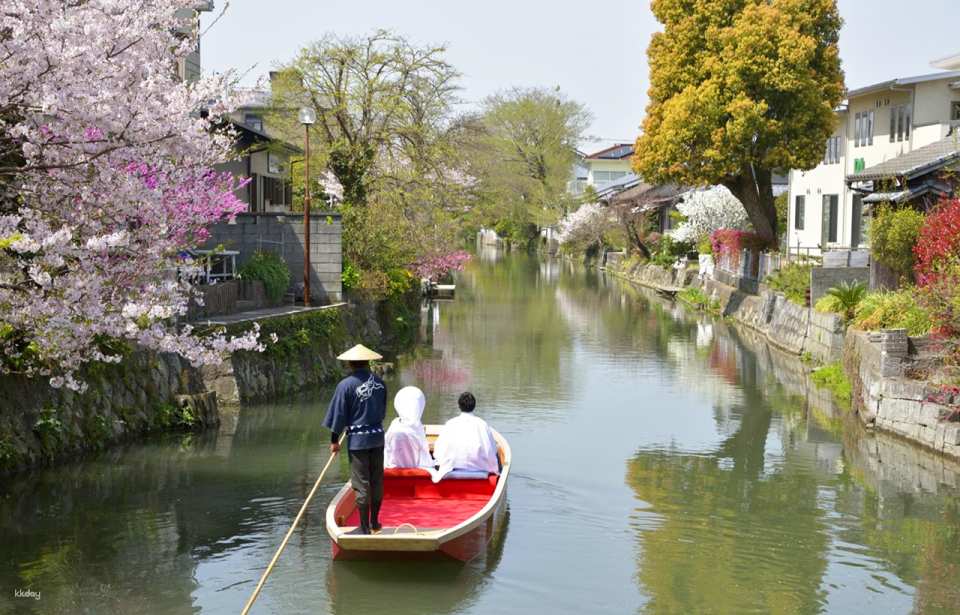   During the cherry blossom season, the cherry blossoms on the shore are beautiful. (Depending on the length of the boating and the operator, the cost varies from 1,000 to 2,000 yen per person.)