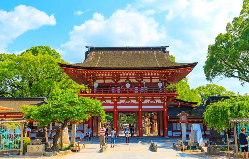 <span class='tour-time'><strong>15:20</strong></span>  Dazaifu Tenmangu Shrine (about 90 minutes, free time)