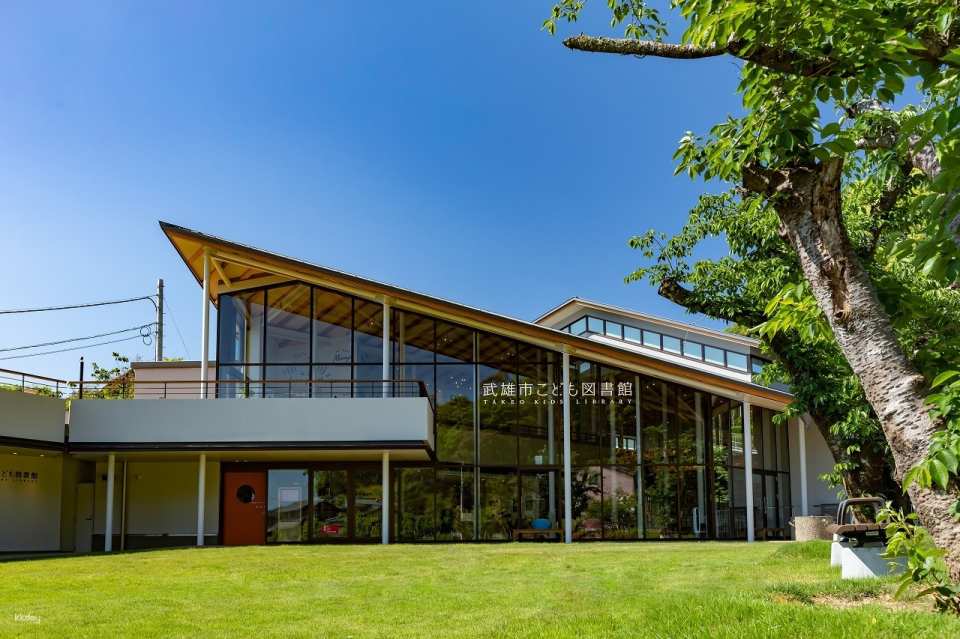 <span class='tour-time'><strong>10:00</strong></span>  From May 1 to December 31, visit Takeo Library & Takeo Shrine (total duration about 60 minutes, no visit to the strawberry farm).