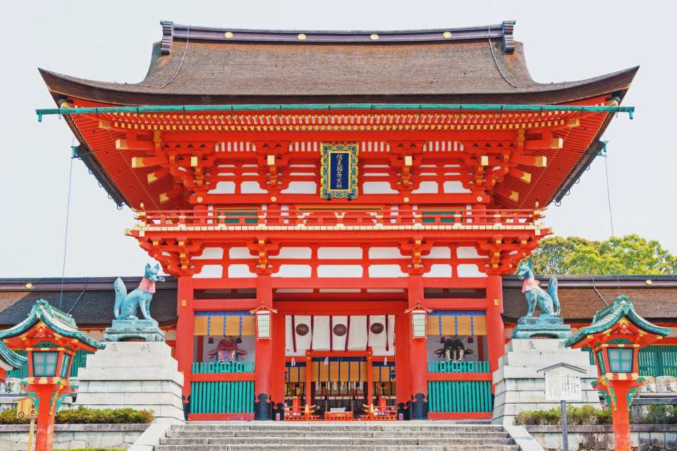 <span class='tour-time'><strong>15:15</strong></span>  Fushimi Inari Taisha Shrine (stay for about 80 minutes)