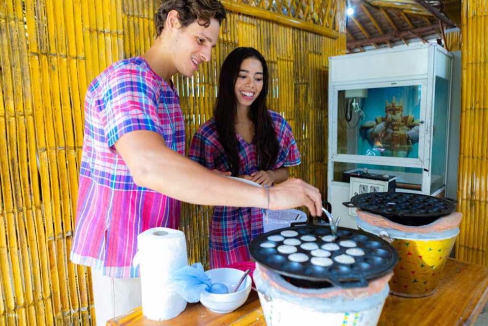   Learn to make traditional Thai desserts and enjoy lunch. (Only VIP Package includes meal)