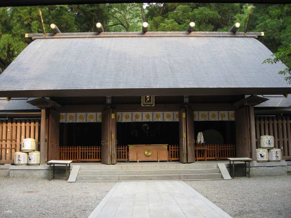 Arrive at Amanoiwato Shrine &amp; Amanoyasukawara and enjoy free time (approx. 50–60 min)