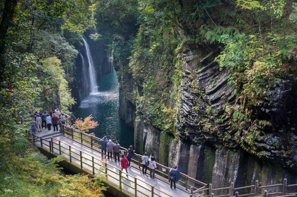 Arrive at Takachiho Gorge (dining and sightseeing stay for around 120 min)