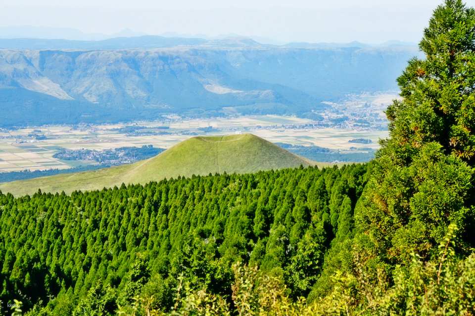 Spot Komezuka, a renowned volcanic cone in Aso, famous for its rice granary-like symmetrical form