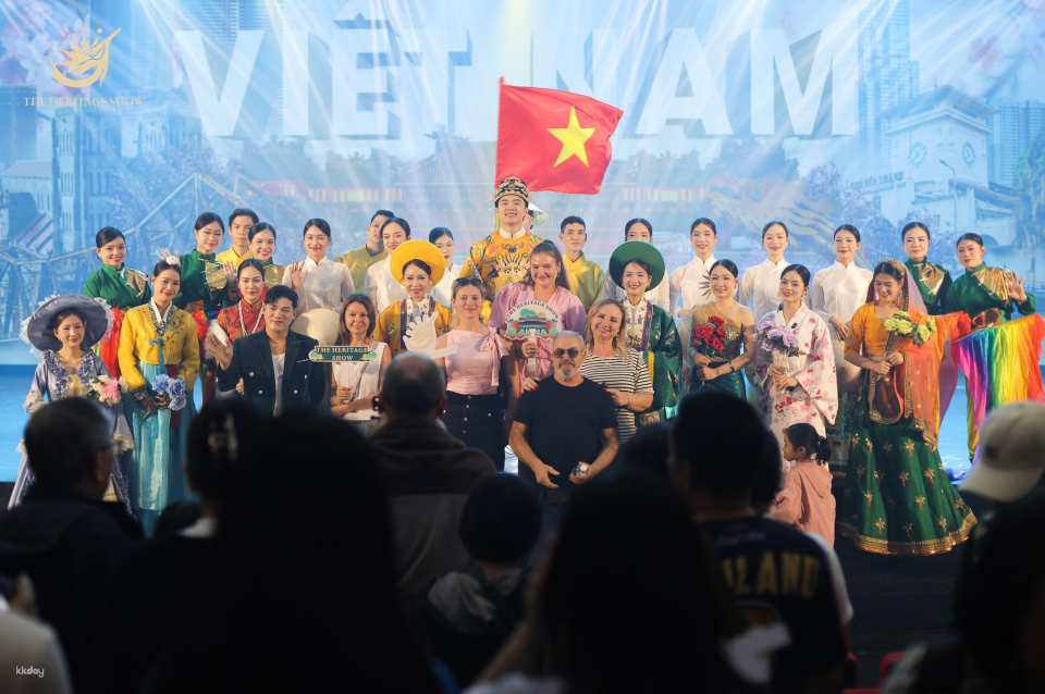 Heritage Show takes audiences on an immersive journey through Vietnam’s most iconic cultural heritage sites—the Imperial City of Hue, the My Son Sanctuary, and the Ancient Town of Hoi An. Combining traditional performing arts with contemporary stage technology, the show brings centuries of history, beliefs, and artistic expression to life in a visually stunning experience. Show time: 17:00
