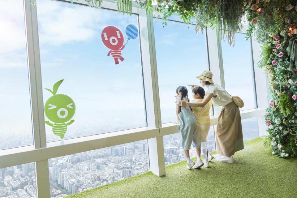 Taipei 101 Observatory is the perfect family-friendly destination! Enjoy a breathtaking aerial view of Taipei with your children and create unforgettable family memories!