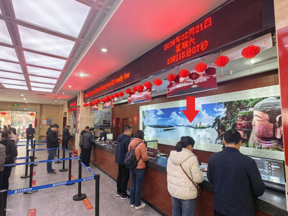 For any unforeseen issues, please contact the local supplier in advance via KKDay; or consult the International Service Center on the left side of the ticket hall (as shown by the red arrow in the picture). The counter provides multilingual translation equipment.